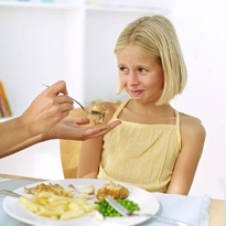 Πώς θα μάθετε το παιδί σας να τρώει σωστά;